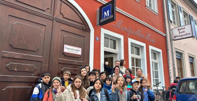 Les enfants posent devant la Montpellier Haus (Maison de Montpellier à Heidelberg)
