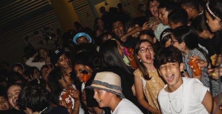 Strass, paillettes et DJ